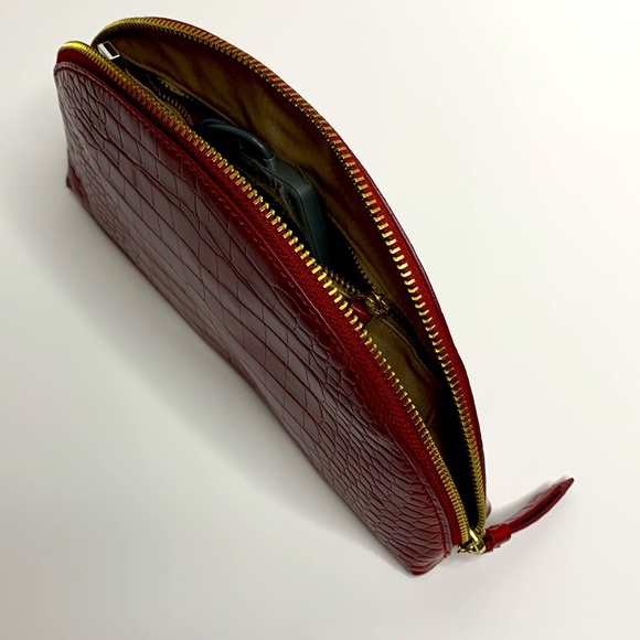 Banana Republic | Red Reptile Gold Zipper Pouch | Includes On The Go Charger NEW - Picture 5 of 10